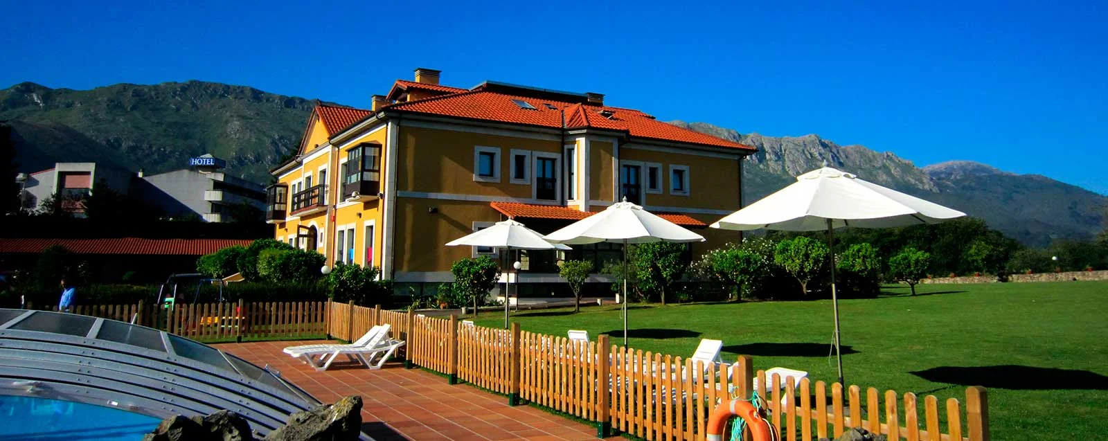 Hotel y jardines con la Sierra del Cuera al fondo