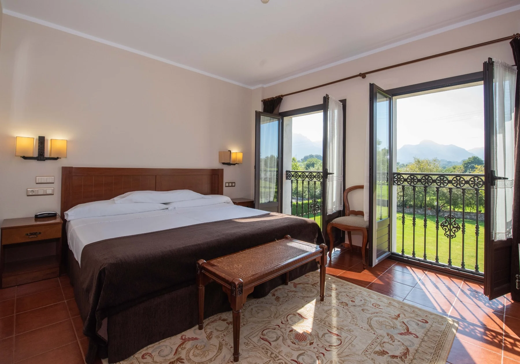 Habitación doble con salida a un balcón del hotel